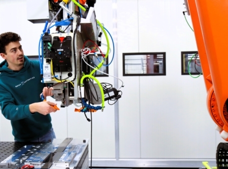 Curved ultrasonic welding